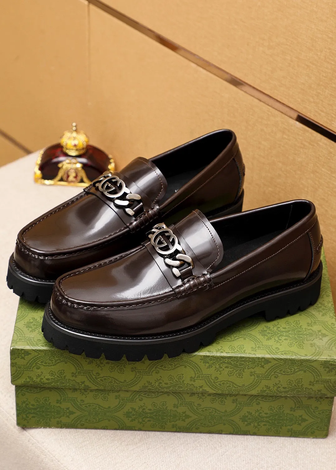 Men's shoes 💰460 💐 Product trademark: GUCCI "Gucci" casual leather shoes Regular size: 39-44 (38.45🉑️customized) Product materials: Selected imported first-layer open-edge beaded cowhide upper + luxury hardware buckle, imported water-dyed cowhide leather lining. Strong three-dimensional visual effect, foam outsole Color: 2⃣️colors available